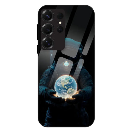 Astronaut Holding Earth - Glass Case For Samsung Galaxy S25 Ultra